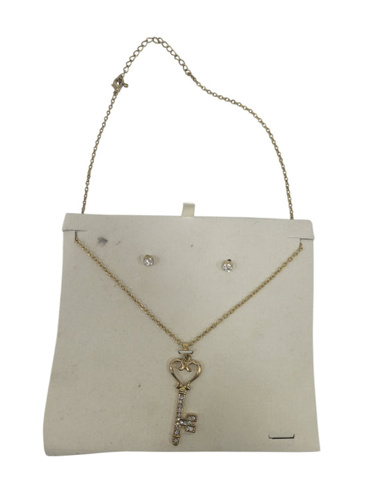 Collar y aretes de fantasía