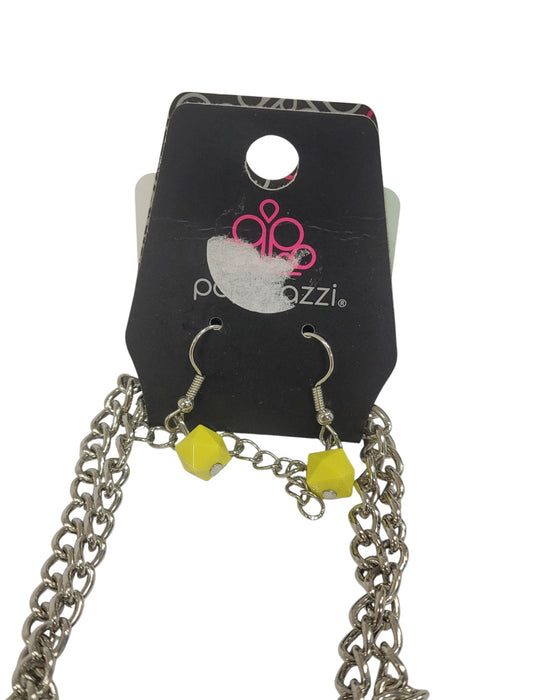 Collar y aretes de fantasía (PAPARAZZI)