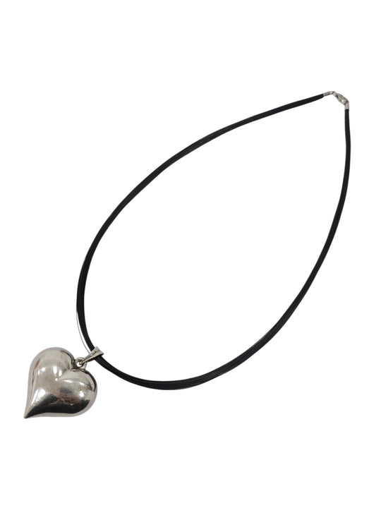 Collar con broche de plata