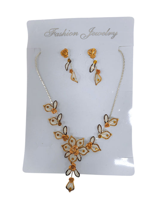 Collar y aretes de fantasía