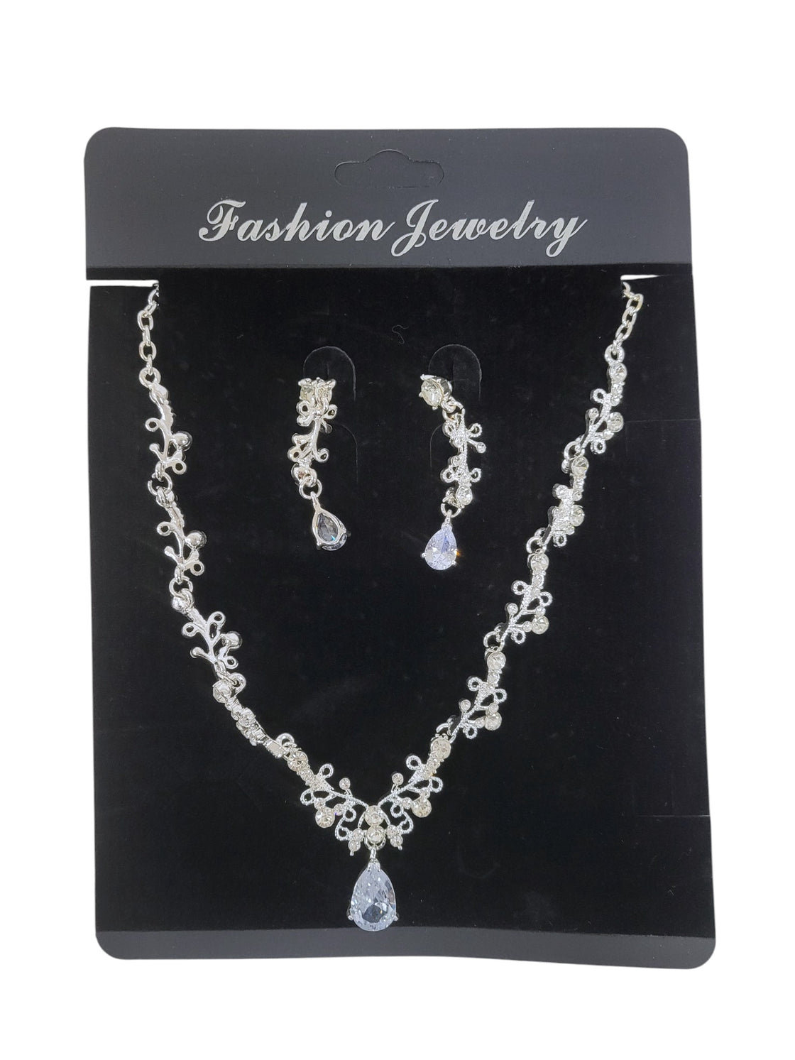 Collar y aretes de fantasía