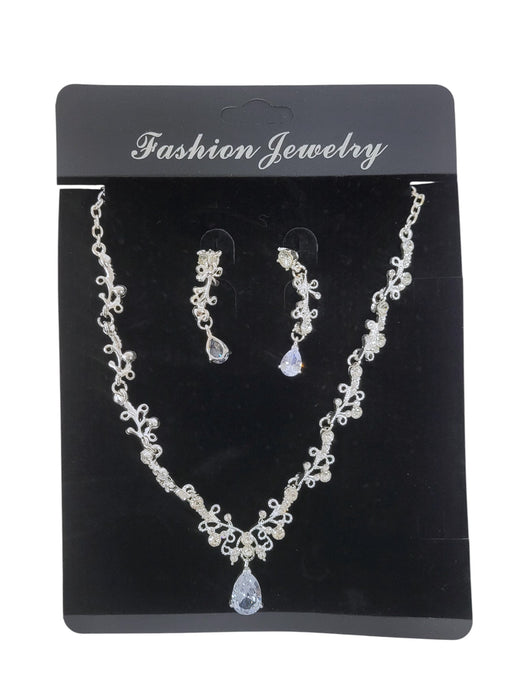 Collar y aretes de fantasía
