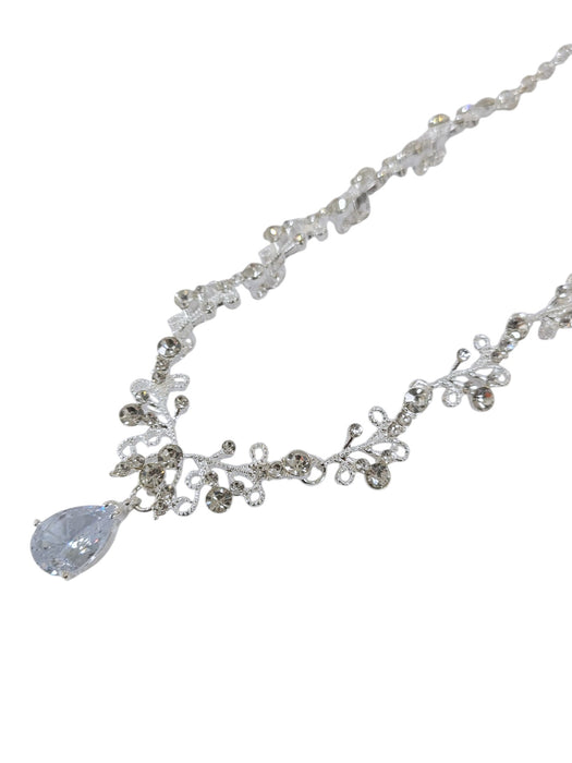 Collar y aretes de fantasía