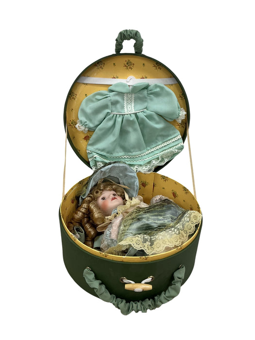 Muñeca de porcelana con estuche y accesorios