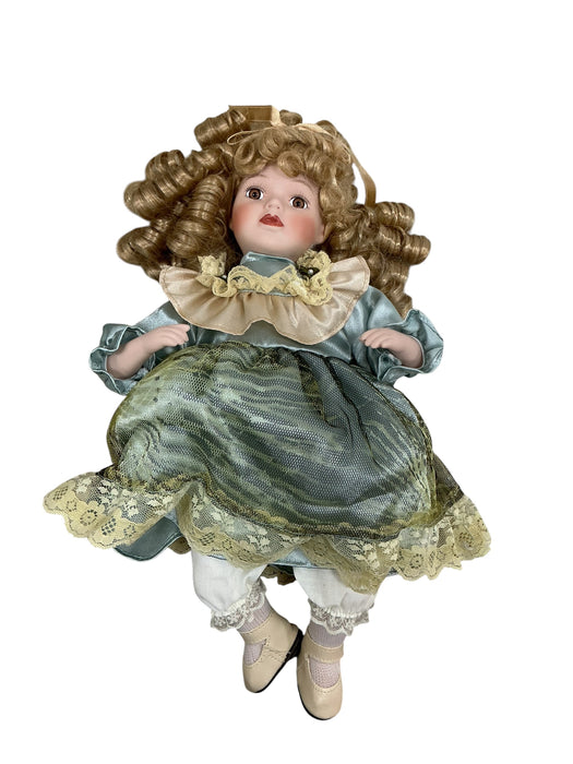 Muñeca de porcelana dentro del estuche verde