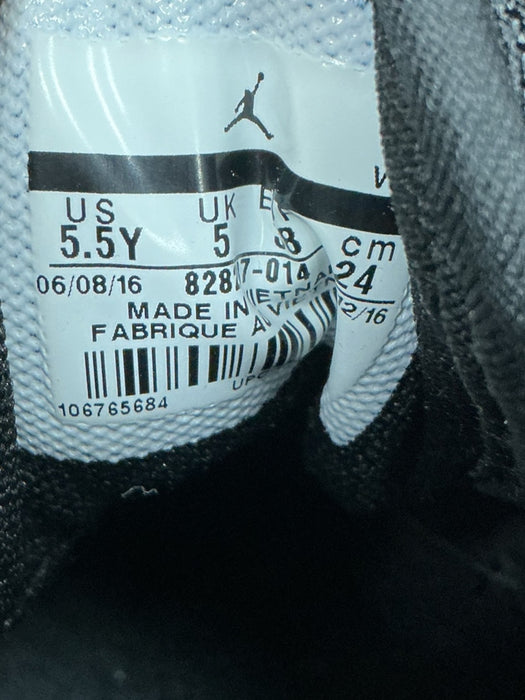 Tenis 5.5Y (JORDAN)