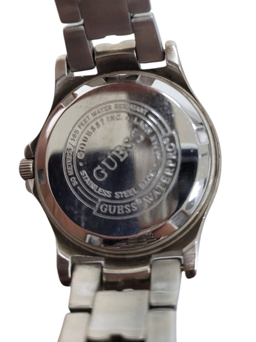 Reloj GUESS plateado de frente