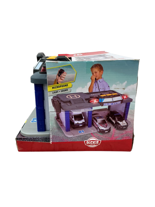 Dickie Toys Police Station - vista lateral izquierda de la caja con imagen del niño jugando y micrófono