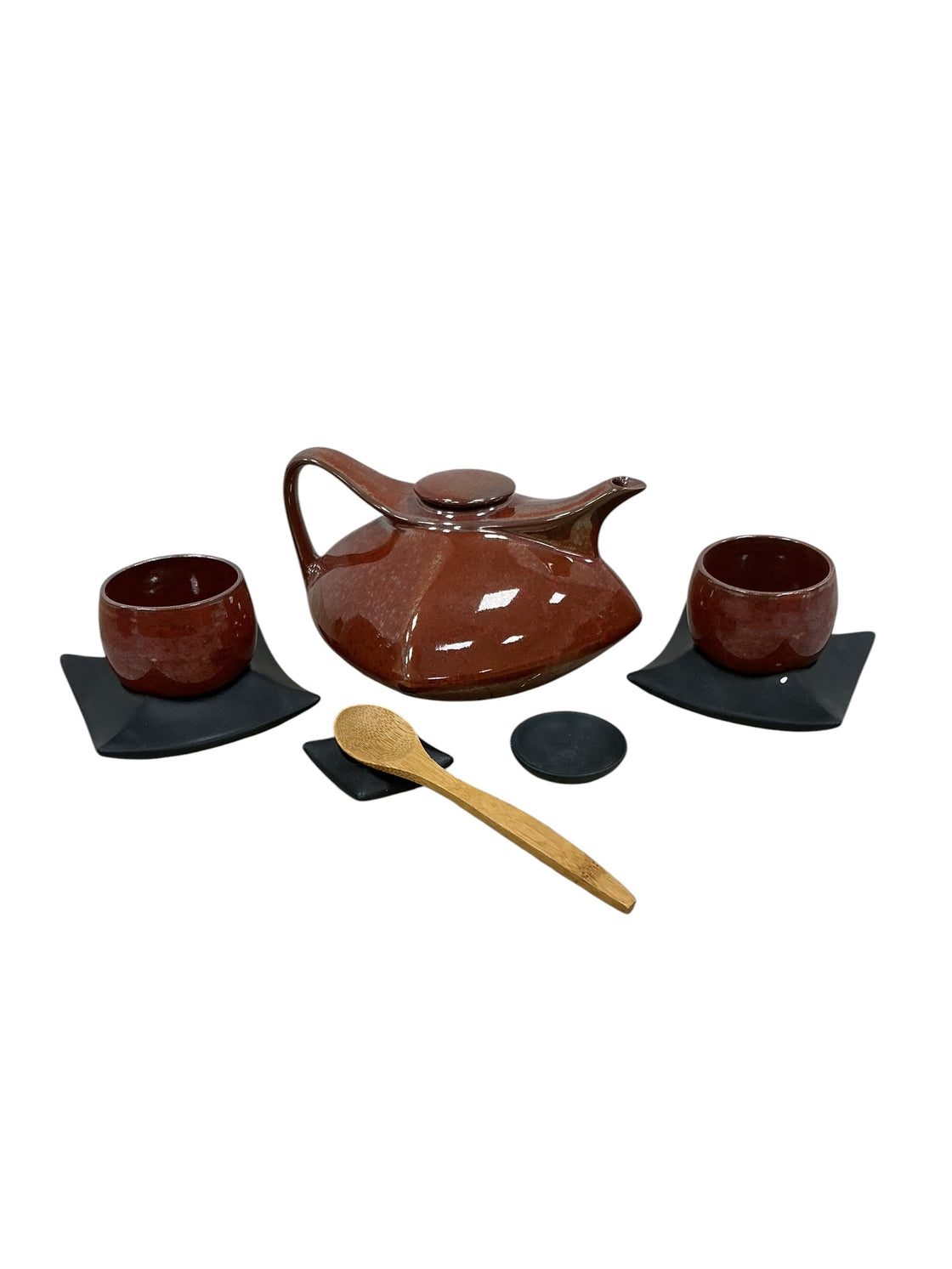 Tetera café rojiza con tapa y asa