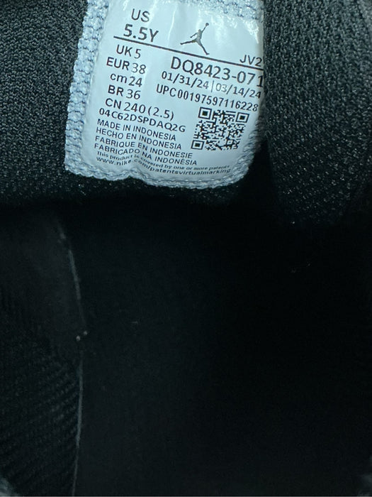 Tenis 5.5Y (JORDAN)