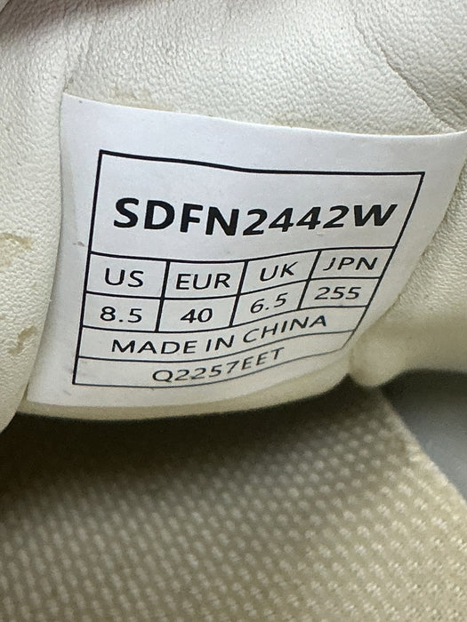 Tenis 8.5