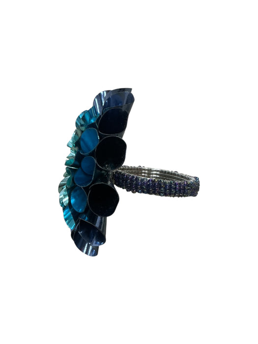 Detalle frontal de la flor del anillo para servilleta