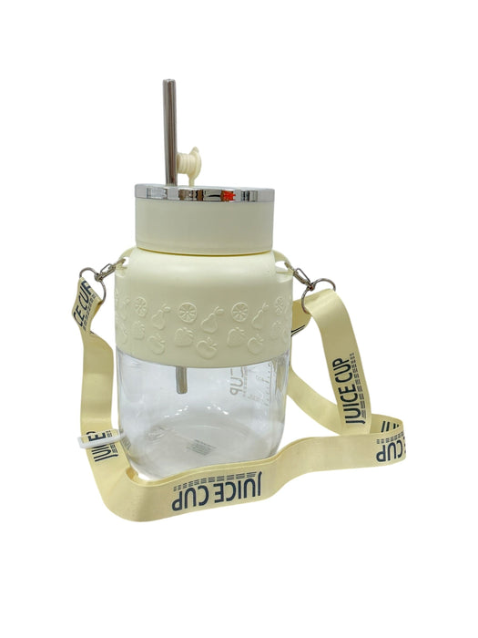 Ton Barrel Juice Cup - vaso beige con correa bandolera puesta y popote de acero inoxidable