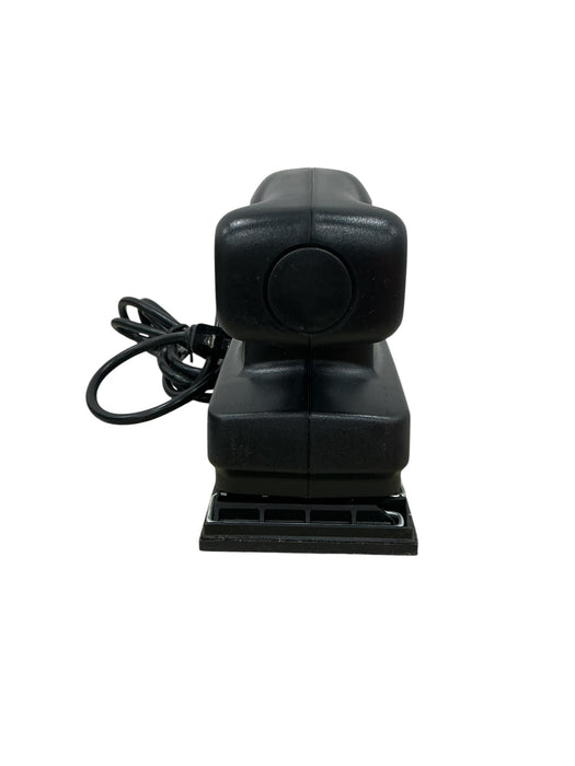 Vista frontal de la lijadora BLACK & DECKER 7448